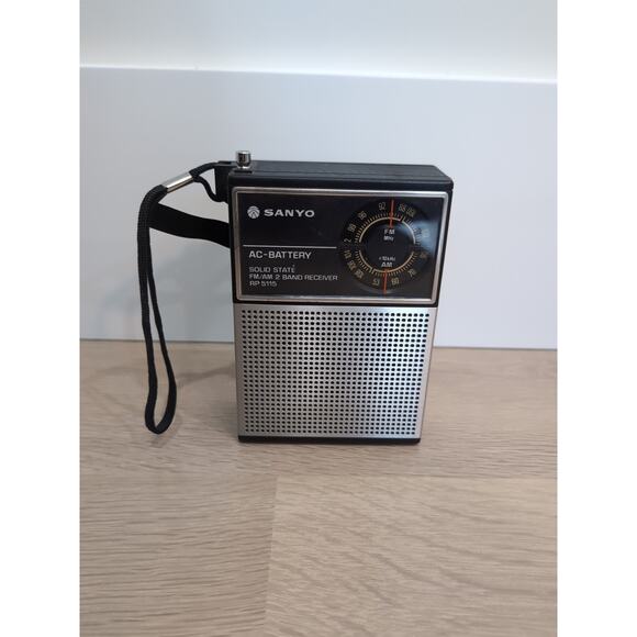 Vintage Sanyo RP 5115 FM/AM 2 Band Receiver AC Battery Radio Solid State Working - Picture 2 of 11